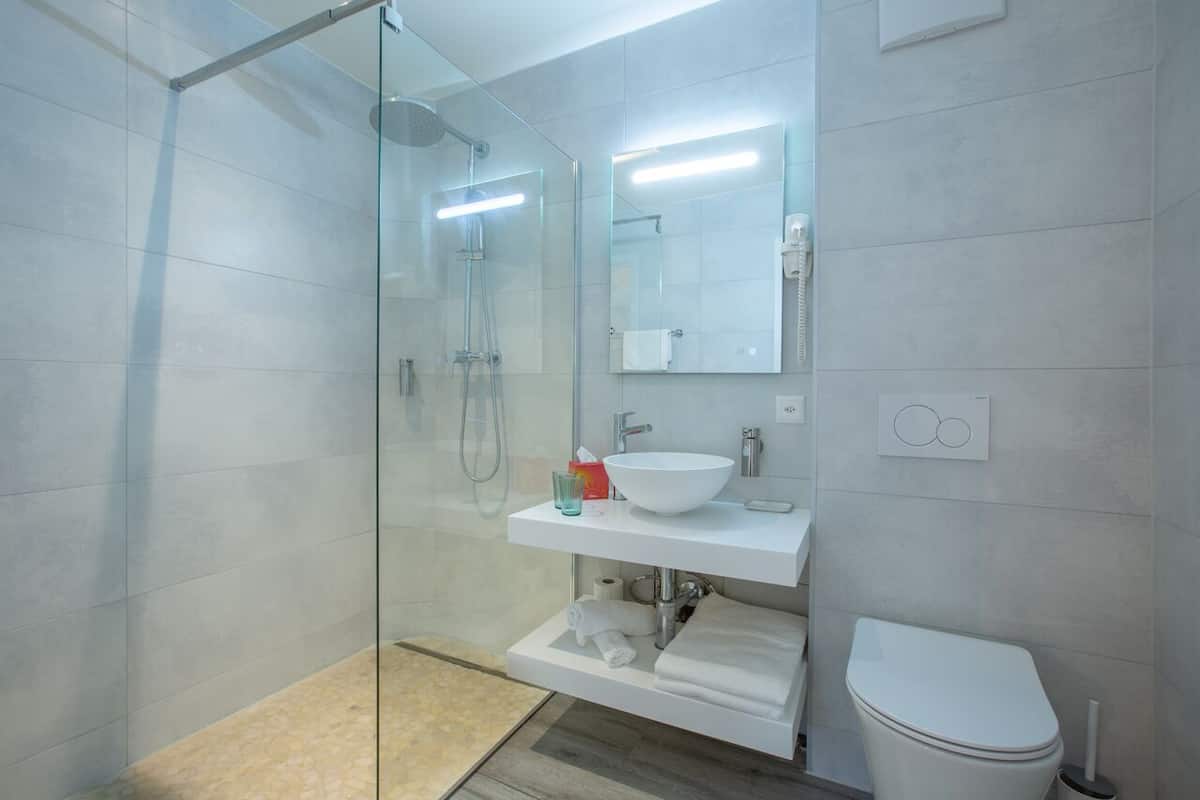 Superior-Studio, Terrasse (Studio 10) | Badezimmer | Dusche, Hydromassagedusche, kostenlose Toilettenartikel, Haartrockner