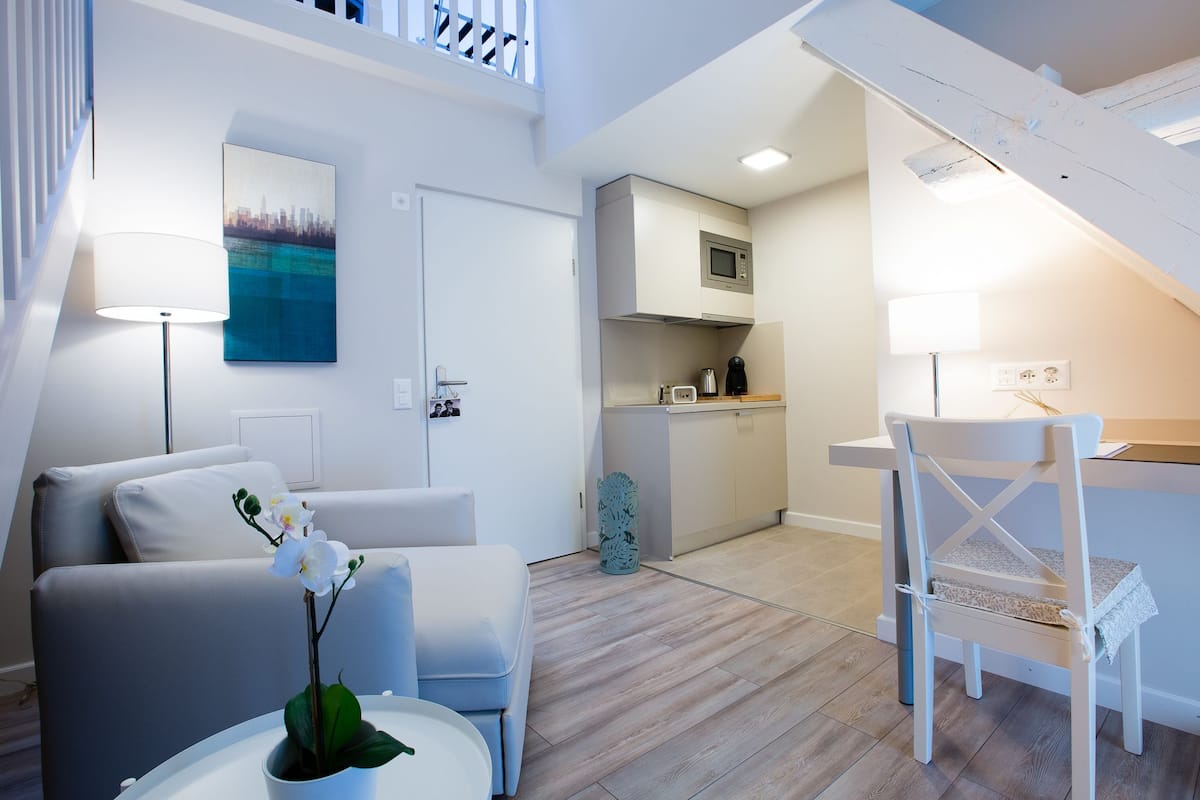 Exclusive-Maisonette, Küche (Studio 8) | Wohnbereich | Flachbildfernseher