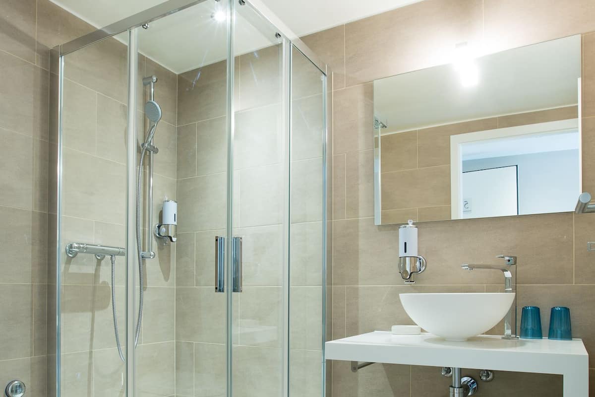 Superior-Studiosuite, Küche (Studio 5) | Dusche im Bad