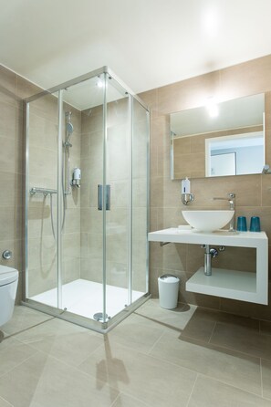 Suite Studio Supérieure, cuisine (Studio 5) | Douche de la salle de bain
