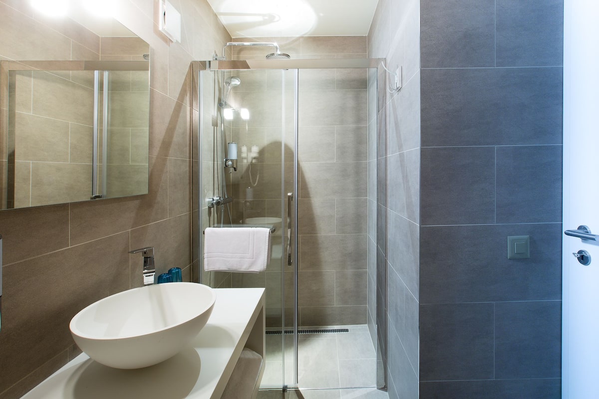 Superior-Studio, Terrasse (Studio 1) | Badezimmer | Dusche, Hydromassagedusche, kostenlose Toilettenartikel, Haartrockner