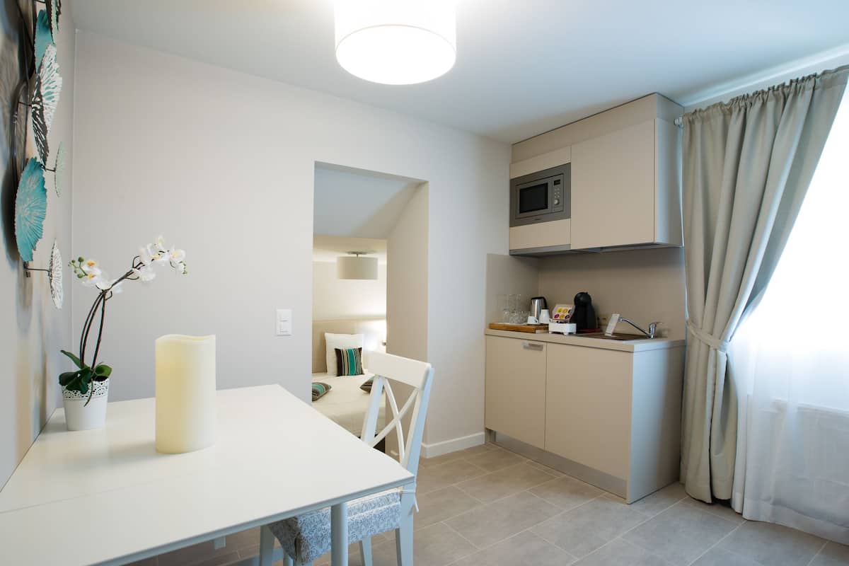 Superior-Studio, Küche (Studio 7) | Eigene Küche | Kühlschrank, Mikrowelle, Wasserkocher mit Kaffee-/Teezubehör