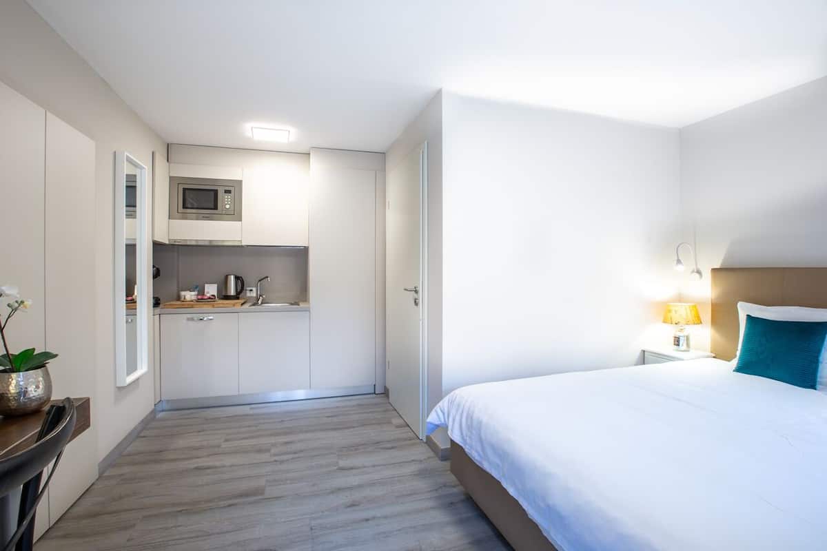 Superior-Studio, Terrasse (Studio 12) | Eigene Küche | Kühlschrank, Mikrowelle, Wasserkocher mit Kaffee-/Teezubehör