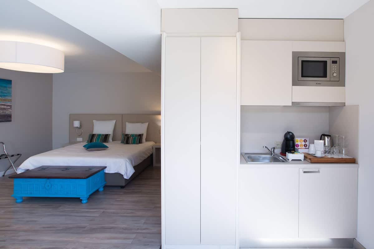 Superior-Studio, Küche (Studio 2) | Eigene Küche | Kühlschrank, Mikrowelle, Wasserkocher mit Kaffee-/Teezubehör