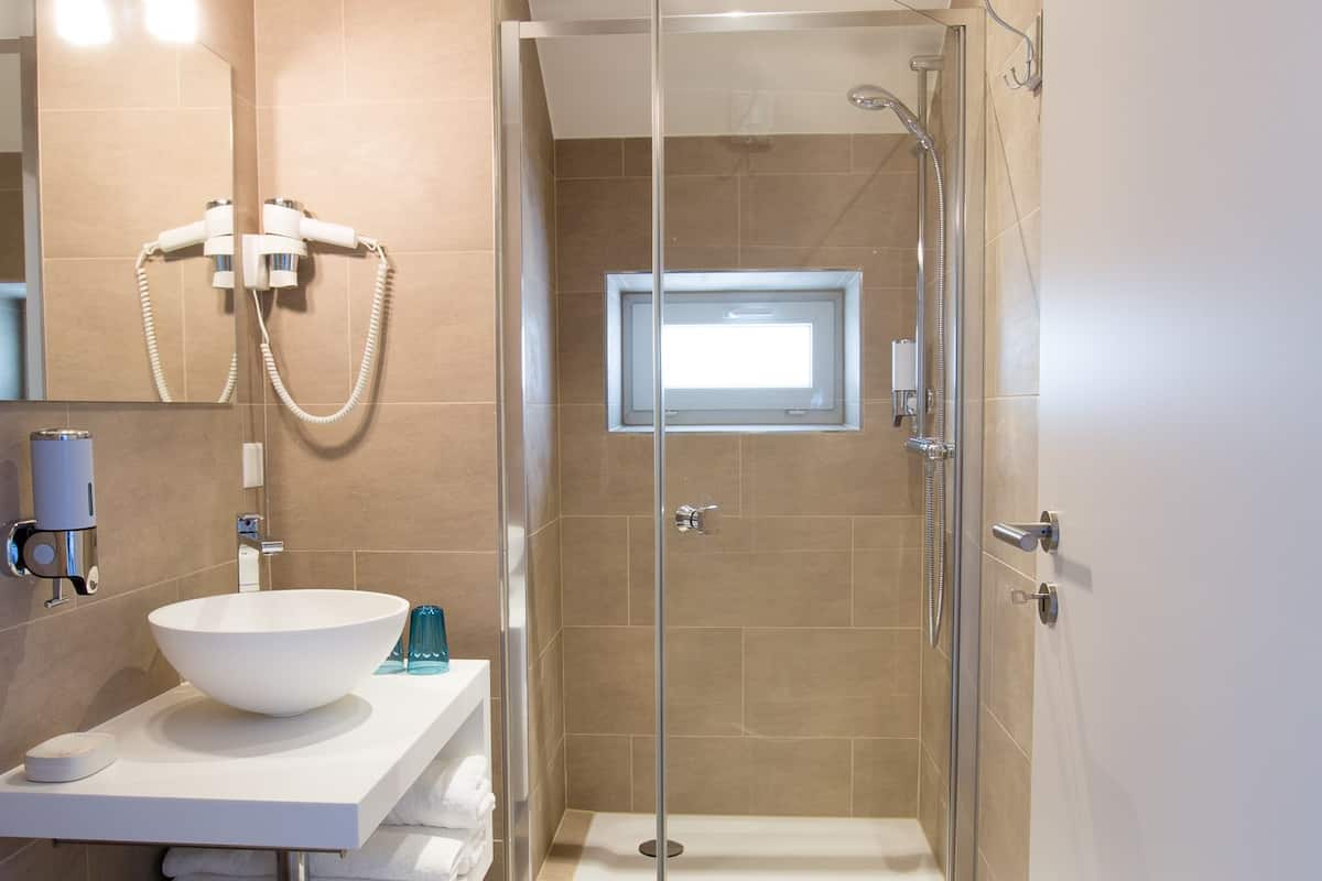 Superior-Studio, Küche (Studio 3) | Dusche im Bad