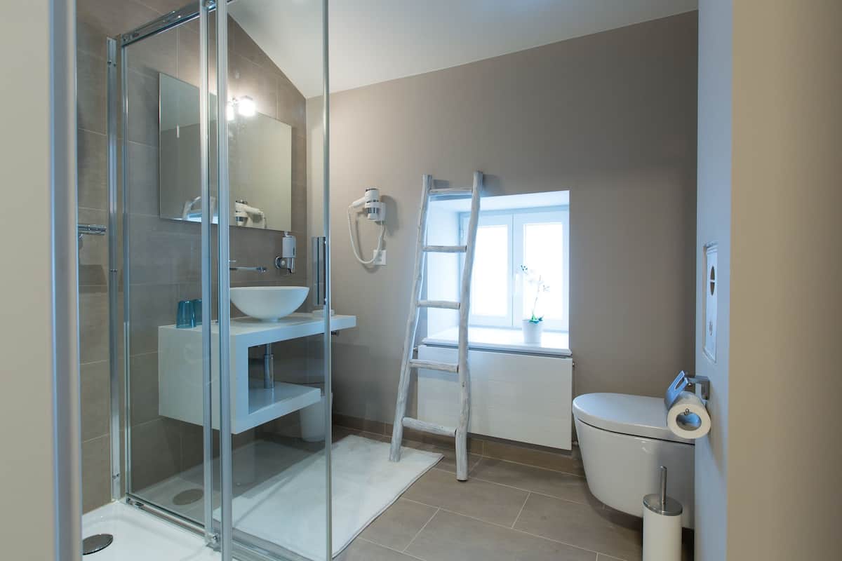 Exclusive-Maisonette, Küche (Studio 8) | Dusche im Bad