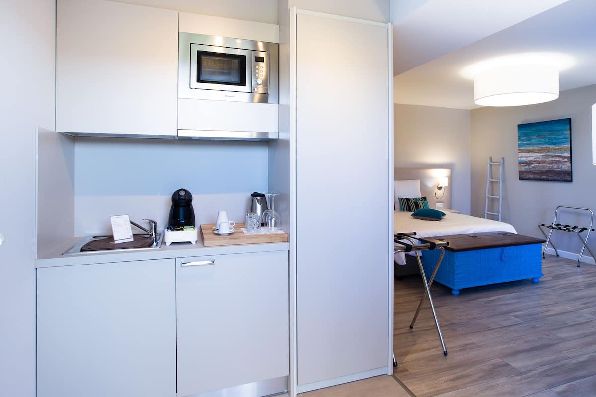 Superior-Studio, Terrasse (Studio 1) | Eigene Küche | Kühlschrank, Mikrowelle, Wasserkocher mit Kaffee-/Teezubehör