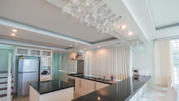 Refrigerador con freezer, microondas, placa de cocina