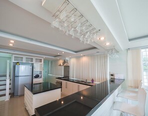 独立别墅 | 私人厨房 | 大冰箱、微波炉、炉灶、电热水壶