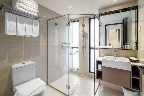 Shower, free toiletries, hair dryer, bidet
