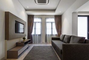 Deluxe Suite | Living area | Flat-screen TV, fireplace