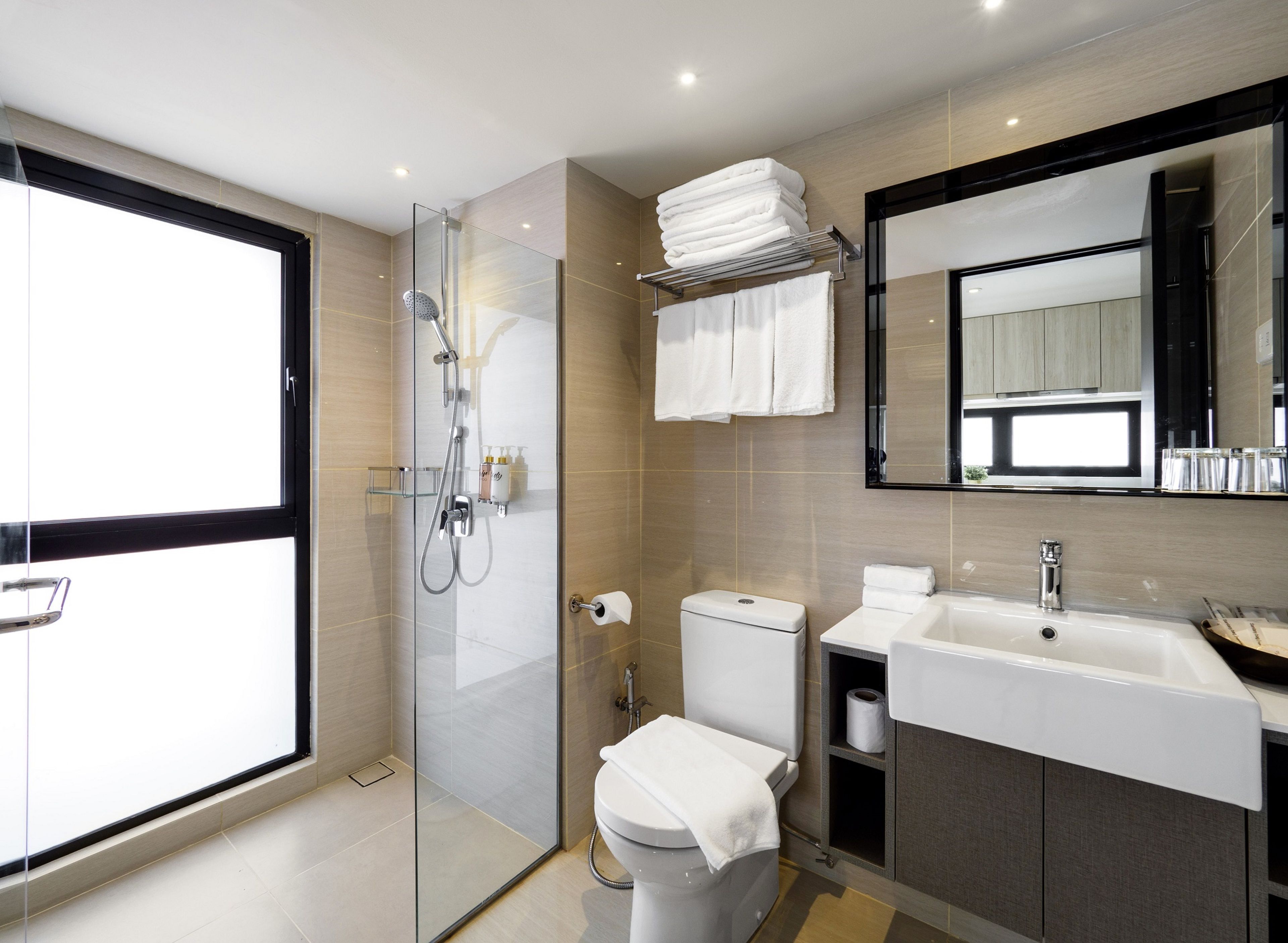 shower, free toiletries, hair dryer, bidet