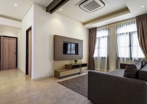 Suíte básica, 2 quartos, para não fumantes | Sala de estar | TV de tela plana, lareira