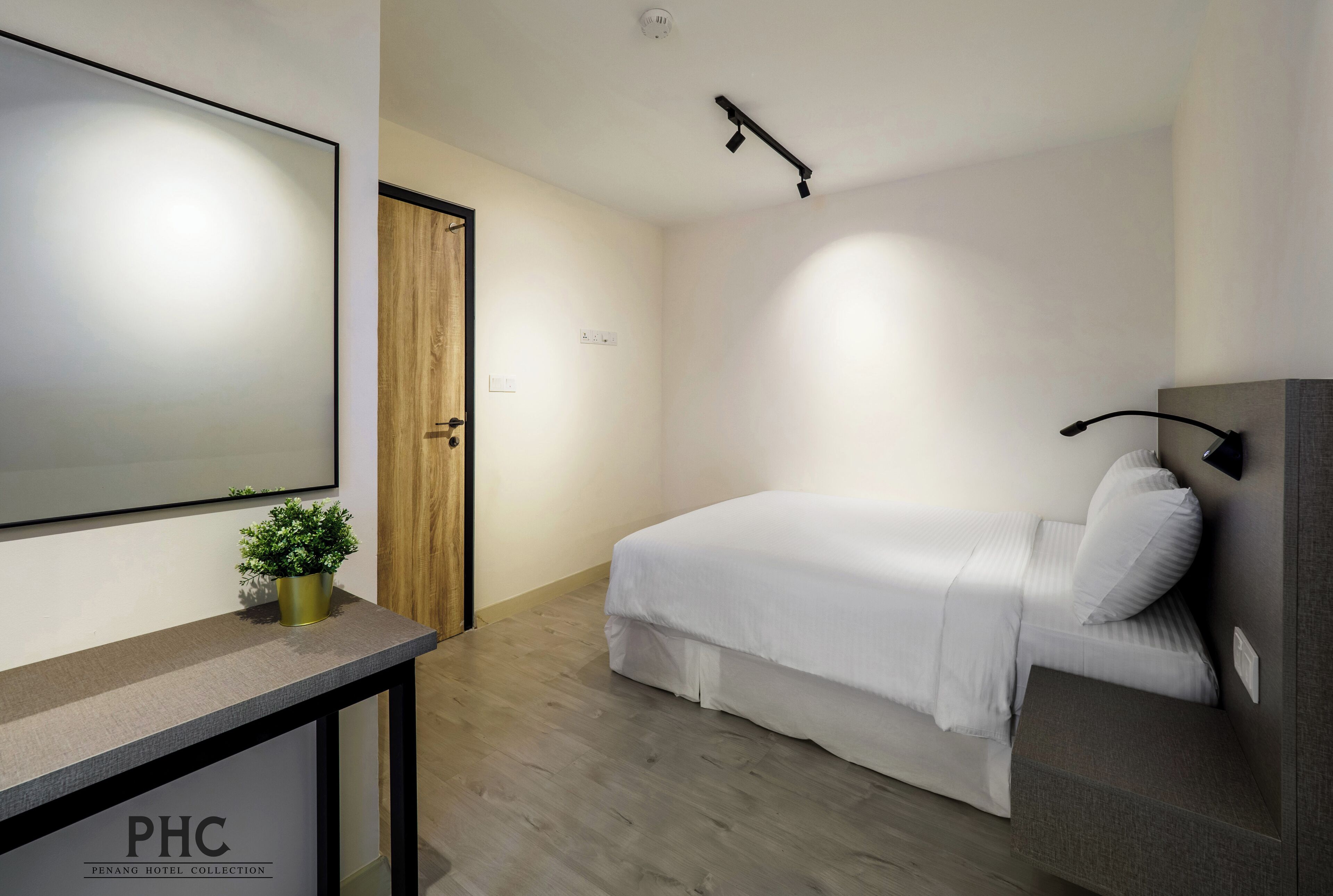 double room | 1 bedroom, in-room safe, individually furnished, desk