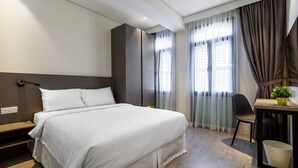 A modern hotel room with a large bed, a desk, and a chair. - Macallum Central Hotel Managed By The Ascott Limited (George Town)
