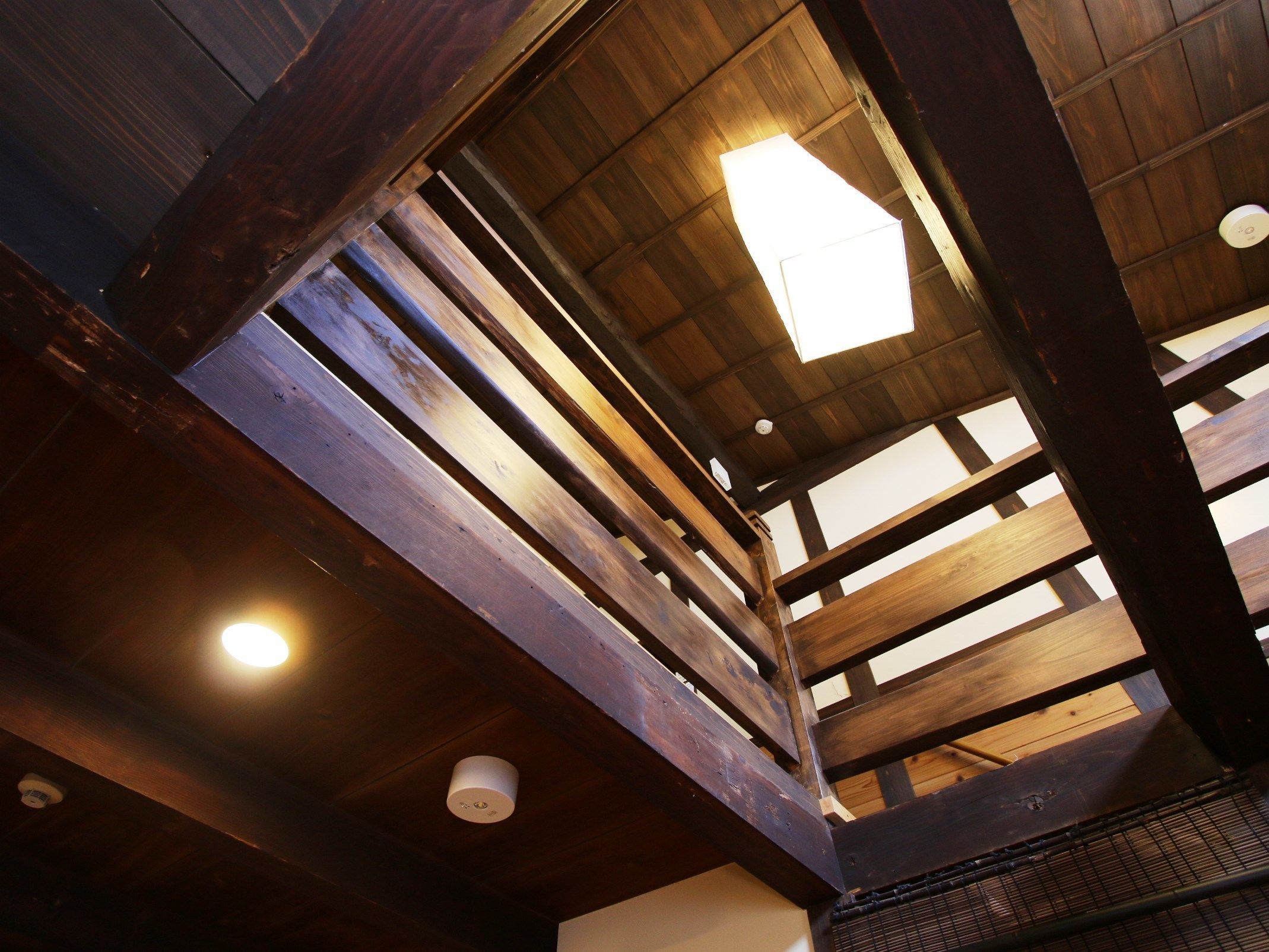 Techo de madera con tragaluces e iluminación empotrada.