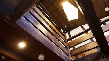 Techo de madera con tragaluces e iluminación empotrada.