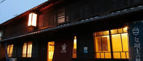 Fassade der Unterkunft â Abend/Nacht