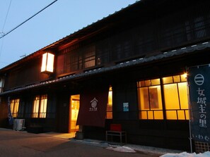 Front of property - evening/night - GUESTHOUSE YANAGIYA - Hostel (Ena)