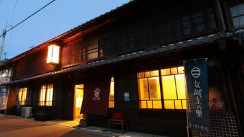 Boendets fasad - kväll/natt