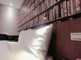 Kahden hengen standard-huone, 1 parisänky | Työpöytä, äänieristys, ilmainen Wi-Fi, vuodevaatteet