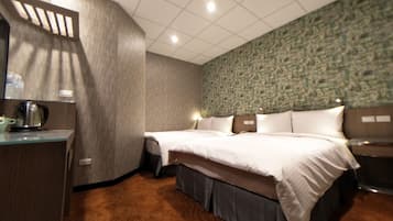 Standard Quad Room(No Window) | Desk, soundproofing, free WiFi, bed sheets