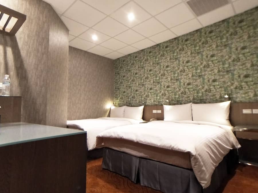 Quarto quádruplo standard, 2 camas de casal | Escrivaninha, quartos à prova de som, Wi-Fi de cortesia, roupa de cama