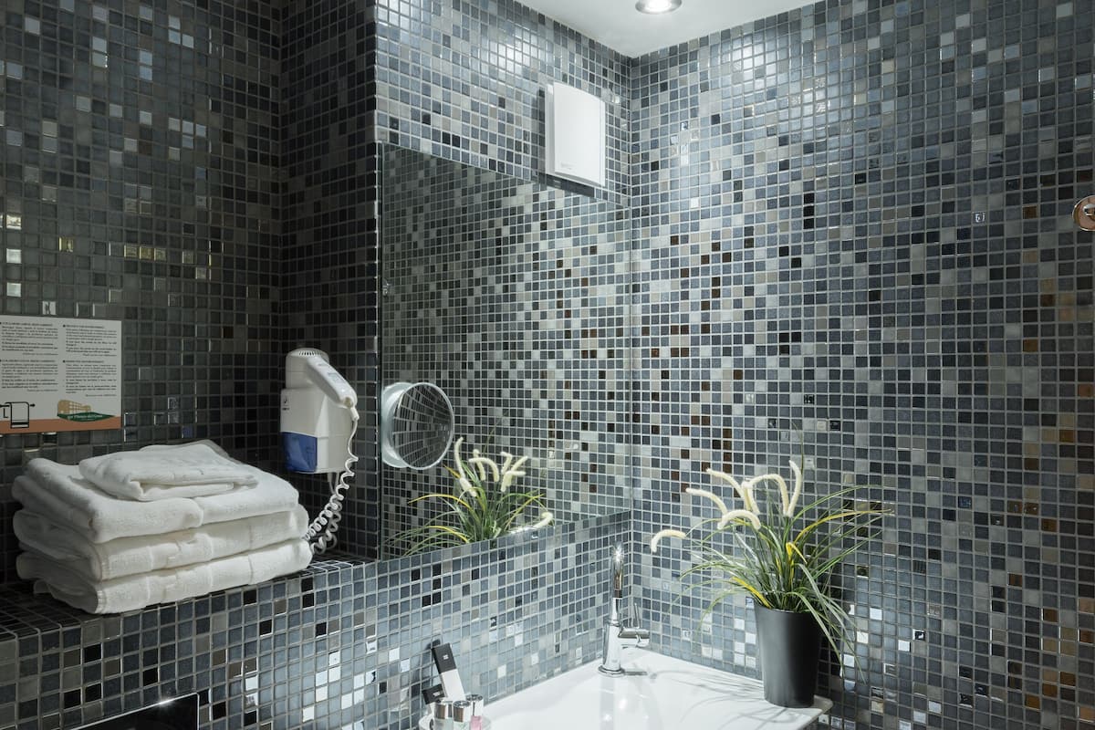 shower, rainfall showerhead, free toiletries, hair dryer