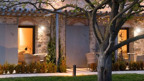 A stone building with two doors marked "5p" and "6p". - Les Planes del Grau (Sant Joan de Les Abadesses)