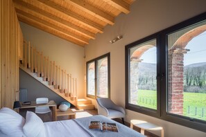 Familie maisonnette | Woonruimte | Een 32-inch flatscreentelevisie met satellietzenders en televisie