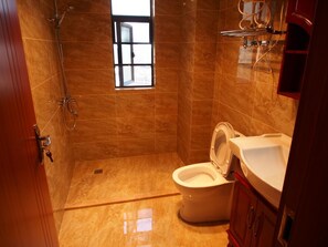 Dusche, kostenlose Toilettenartikel, Haartrockner, Hausschuhe