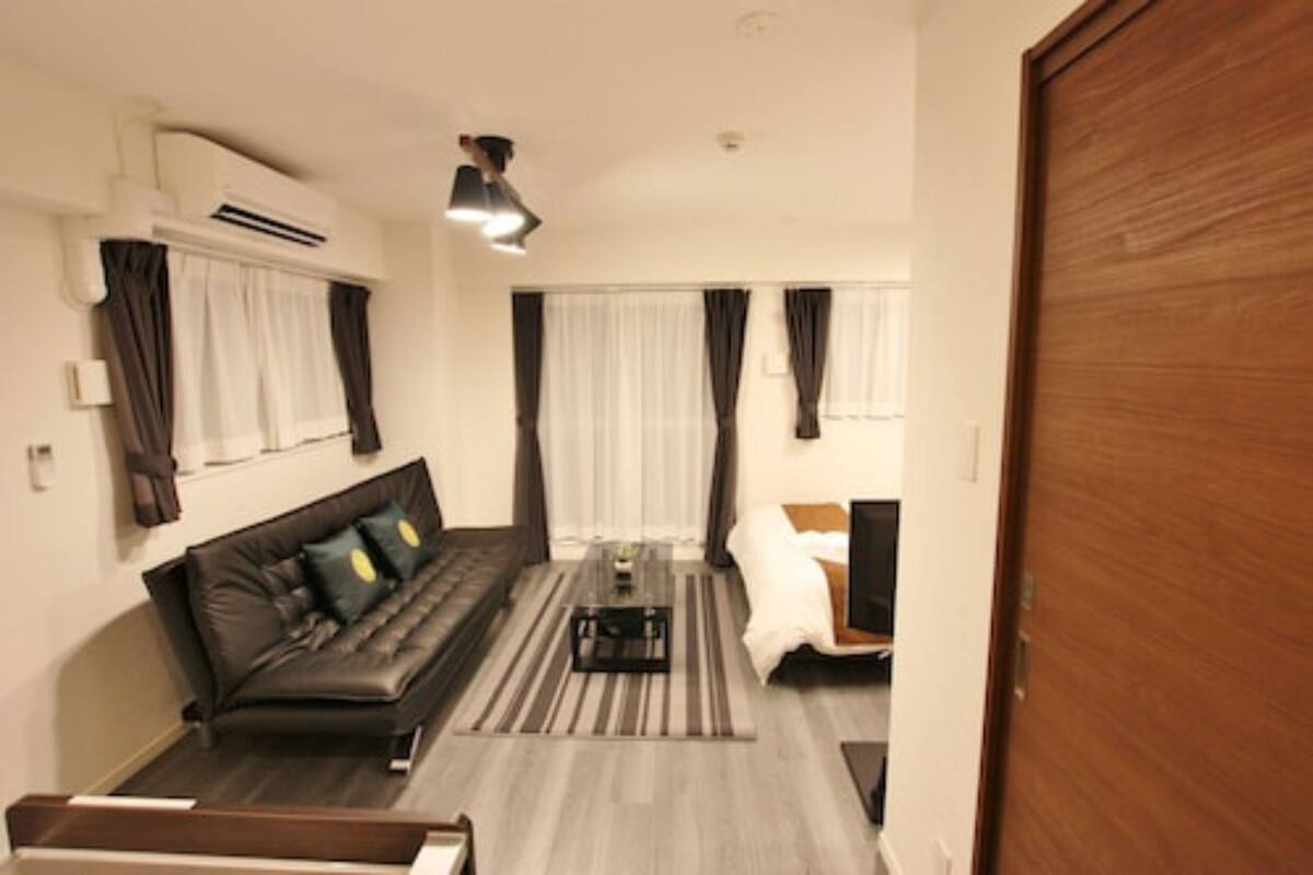 Una sala de estar moderna con un sofá, una mesa de centro y un televisor.