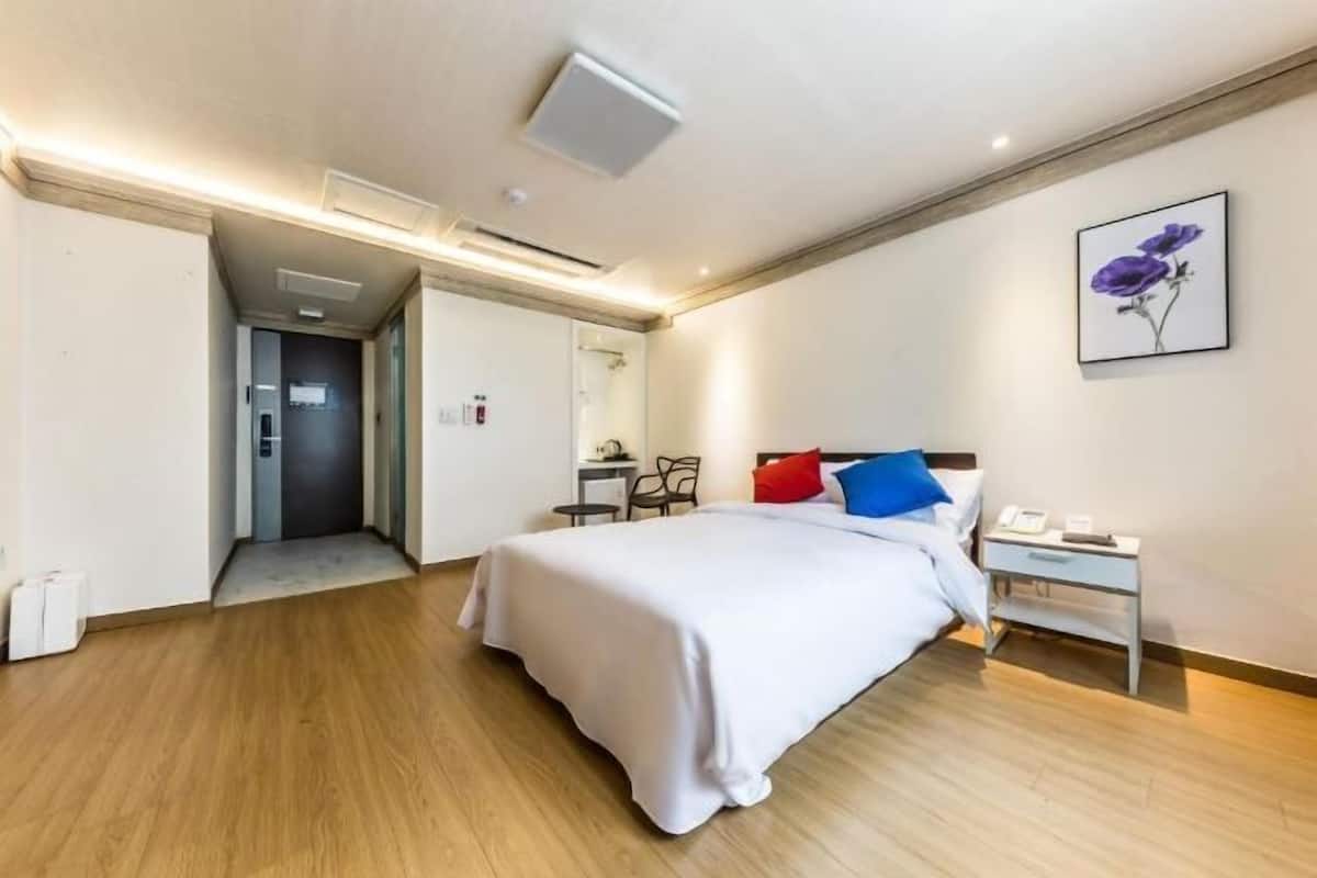 Hochwertige Bettwaren, Schreibtisch, schallisolierte Zimmer