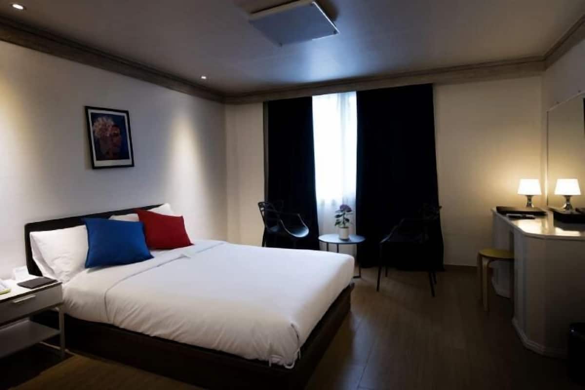 Hochwertige Bettwaren, Schreibtisch, schallisolierte Zimmer