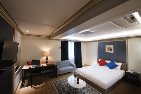 Ropa de cama de alta calidad, escritorio y sistema de insonorización