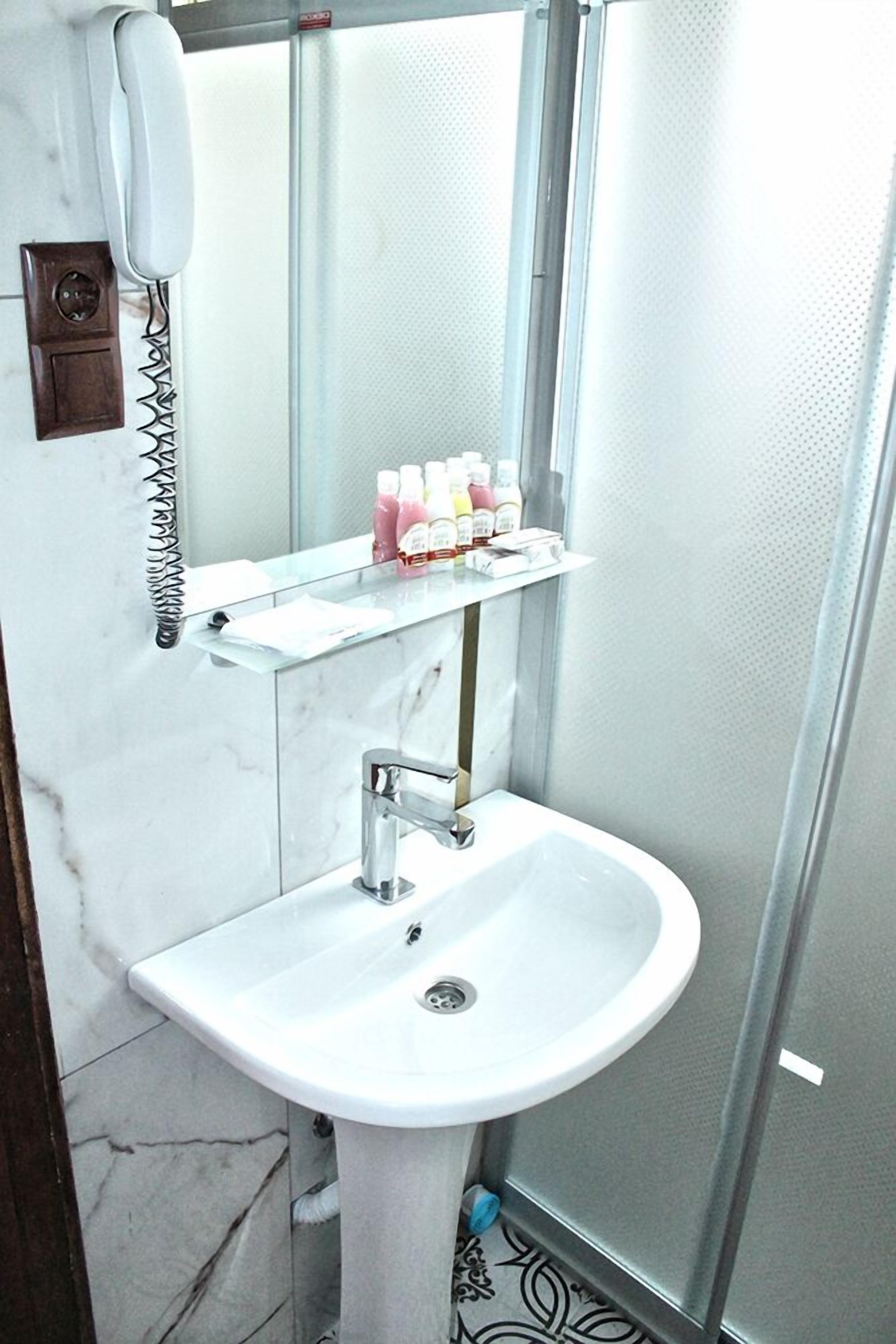 triple room | bathroom | shower, free toiletries, hair dryer, slippers