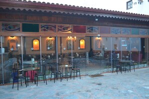 S'hi serveixen esmorzars, dinars, sopars i plats de cuina turca