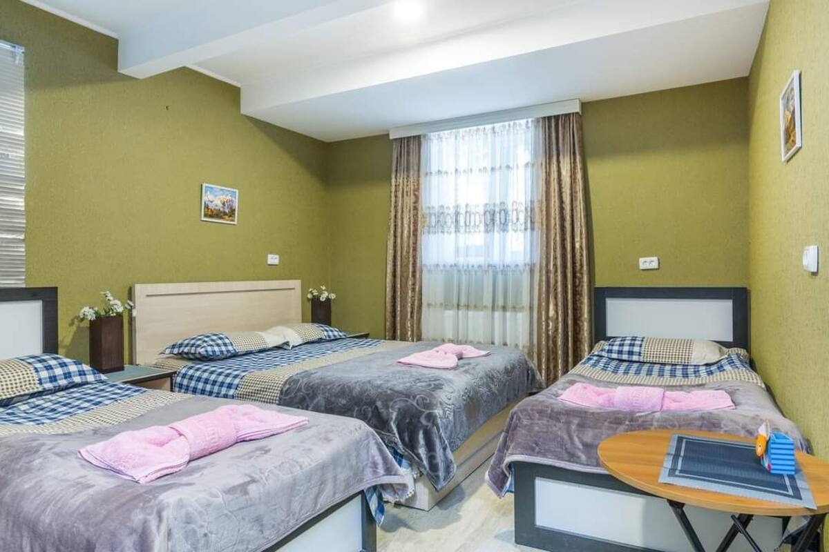 Chambre Quadruple, 1 chambre, non-fumeurs | Bureau, chambres insonorisées, fer et planche à repasser, Wi-Fi gratuit