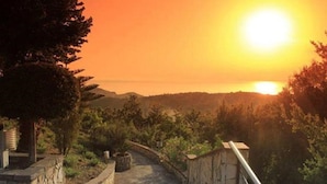 A pathway leading to a scenic overlook with a sunset view. - B&B Il Giardino Di Armida (Ogliastro Cilento)