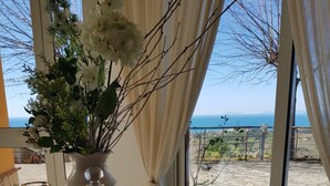 A table set for dining with a view of the sea. - B&B Il Giardino Di Armida (Ogliastro Cilento)