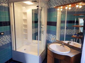 Standard Room | Bathroom | Shower, free toiletries, bidet, towels - B&B Il Giardino Di Armida (Ogliastro Cilento)