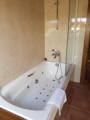 Suite | Bathroom | Shower, hair dryer