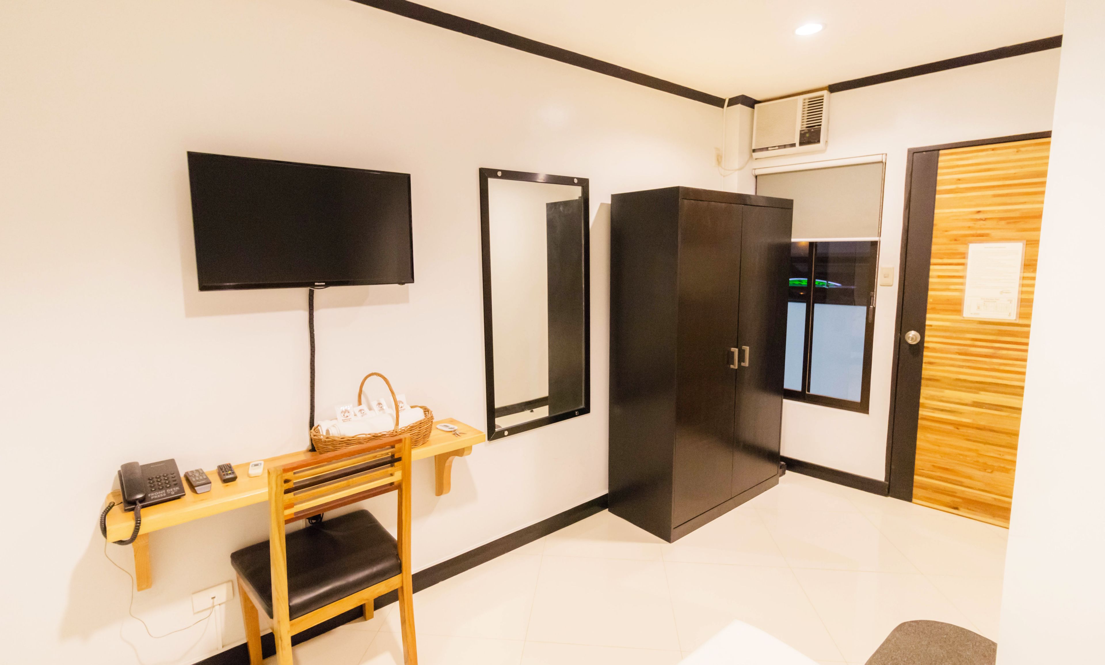 Phòng Tiêu chuẩn, 1 giường đôi | Bàn, bàn ủi/dụng cụ ủi quần áo, truy cập Internet không dây miễn phí 