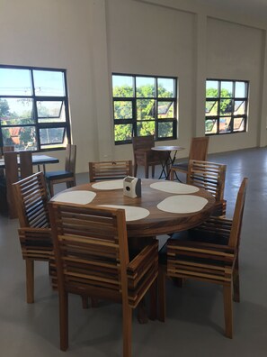 Bữa sáng đặc sản địa phương hàng ngày (100 PHP/mỗi người) 