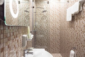 Kamar Junior, 1 kamar tidur, ensuite | Wastafel kamar mandi