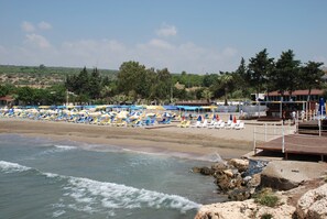 私人海灘、躺椅、遮陽傘、海灘酒吧