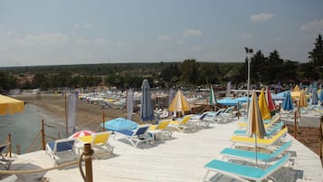 2 bars/lounges, beach bar