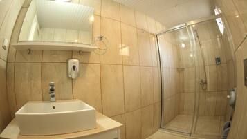 Suihku, ilmaiset hygieniatuotteet, tohvelit, pyyhkeet