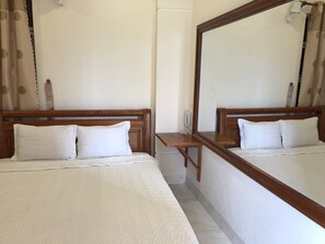 Minibar, desk, free WiFi, bed sheets - Hoang Oanh Hotel (Quy Nhon)