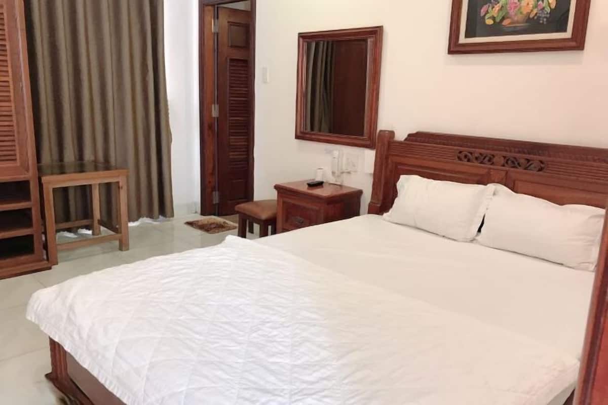 Minibar, desk, free WiFi, bed sheets